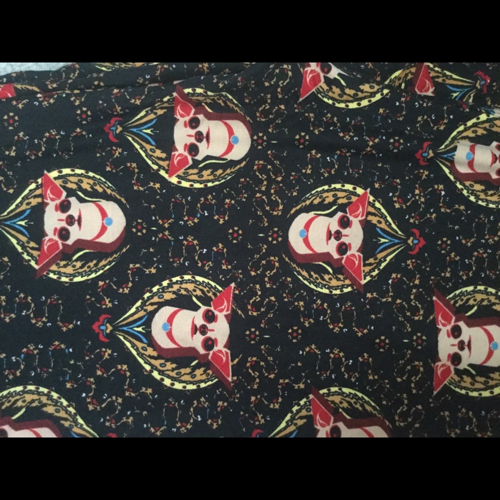 LuLaRoe OS Chihuahua leggings.